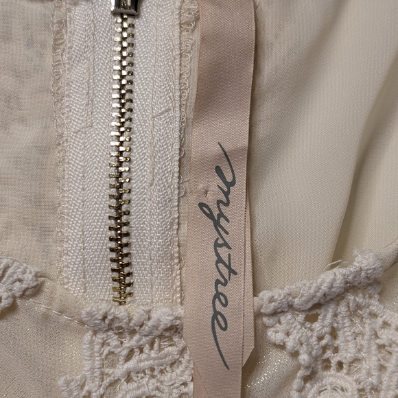 Mystree Cream Lace Accent Women's Blouse - Picture 3 of 5